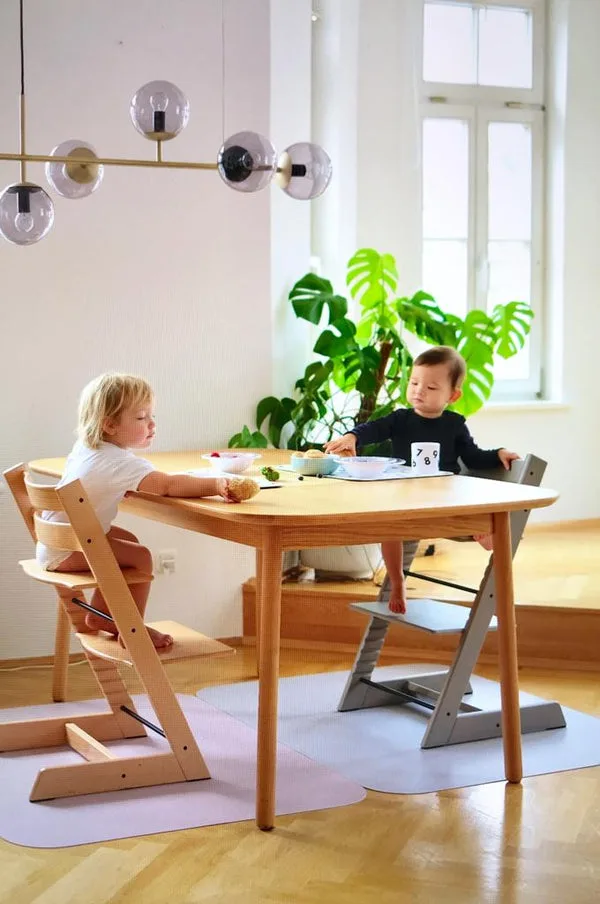 Two children at a table on Noui Noui placemats